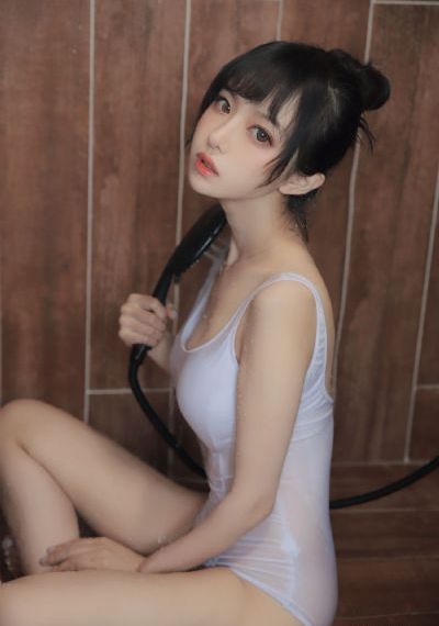嫩模被强到高潮呻吟不断